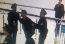 吃瓜爆料两男子互殴,两男子现场互殴，吃瓜群众围观热议